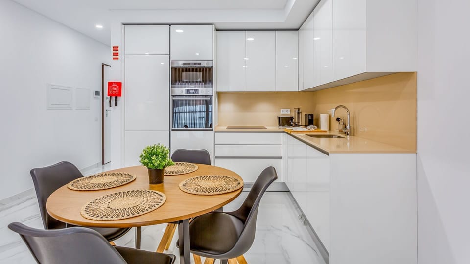 This kitchen is fully equipped with all the appliances needed to prepare delicious meals and enjoy the stay
#kitchen #modern #elegante #sleek #algarve #portugal