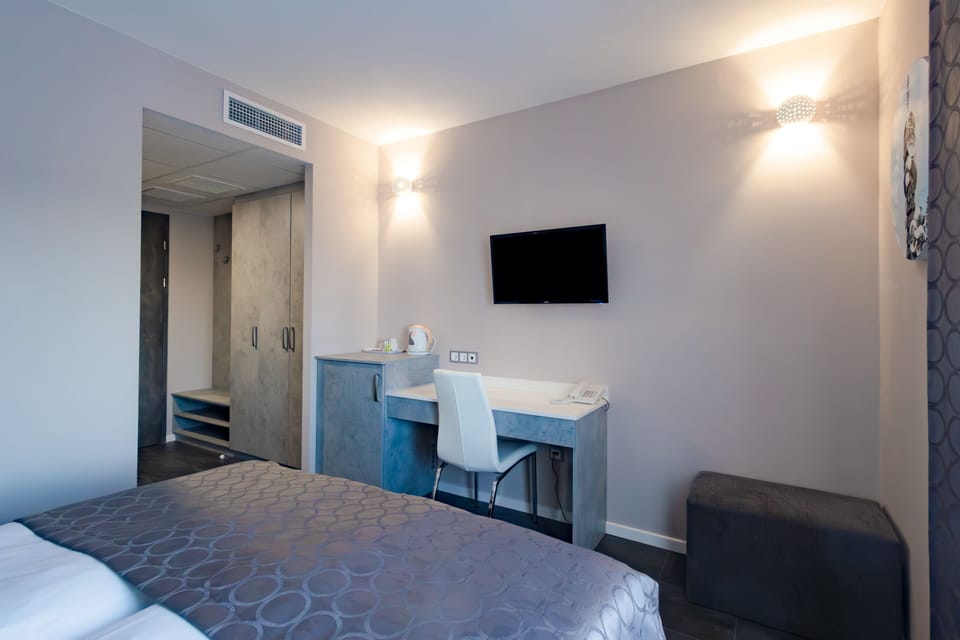 Standard Room | 1 bedroom, minibar, in-room safe, desk