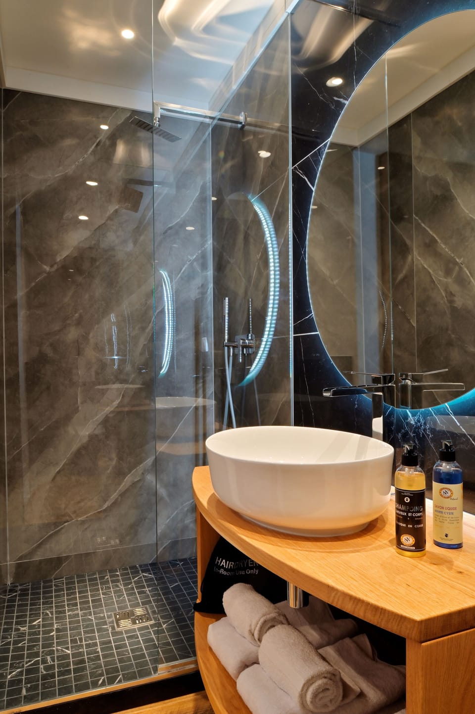 Classic Room | Bathroom | Shower, rainfall showerhead, hair dryer, towels