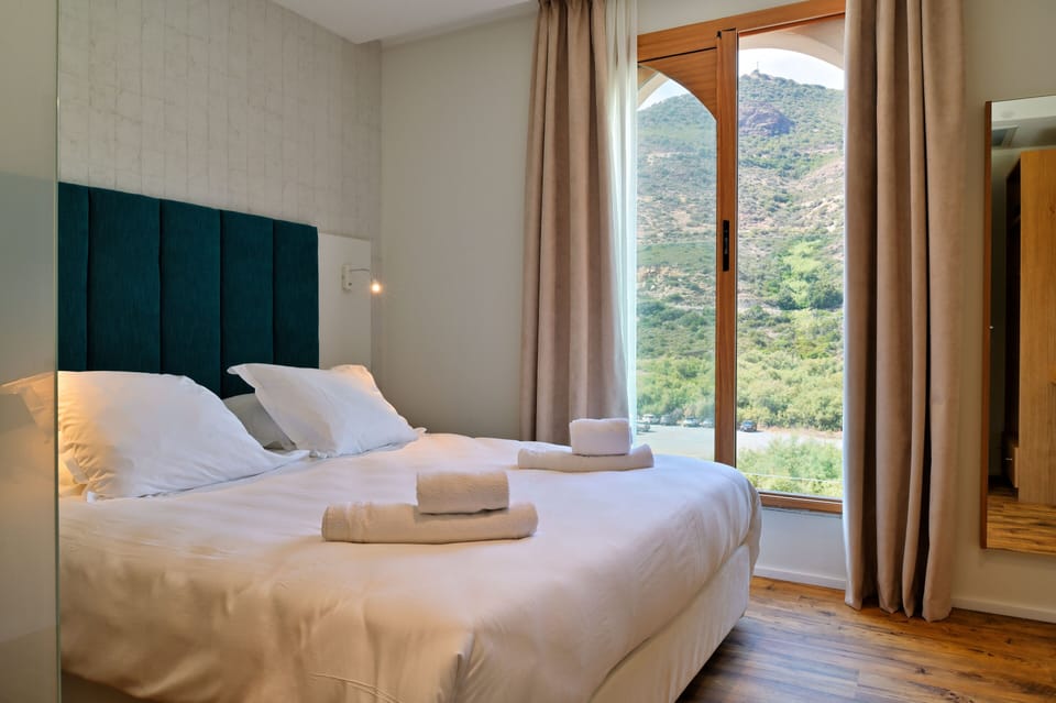 Deluxe Room | In-room safe, blackout drapes, soundproofing