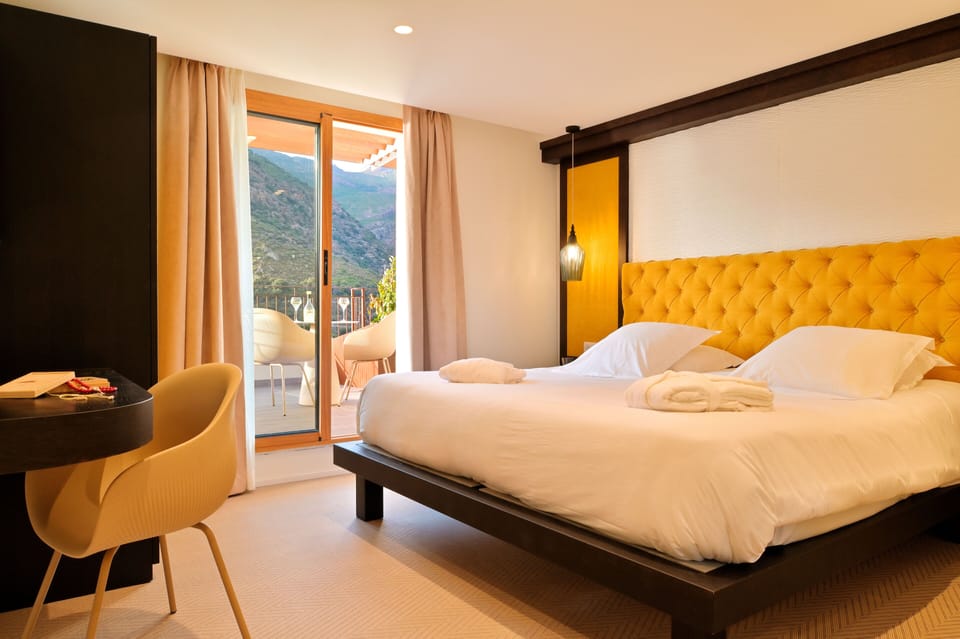 In-room safe, blackout drapes, soundproofing