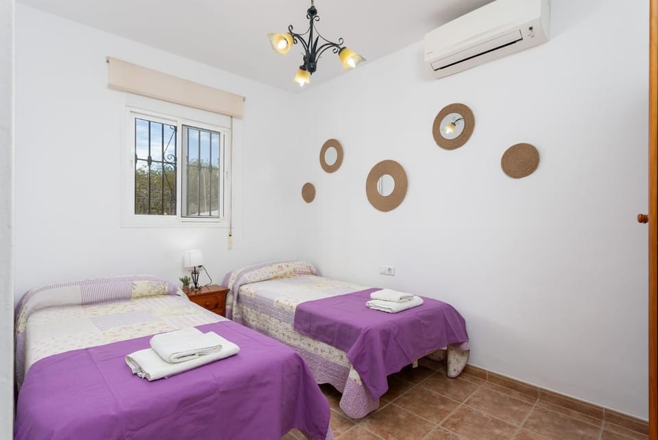 Twin bedroom with A/C