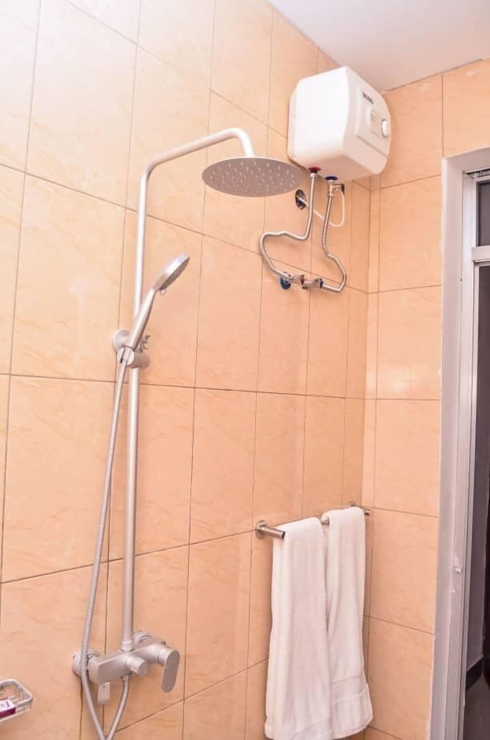 Deluxe Double Room | Bathroom | Shower, rainfall showerhead, slippers, towels