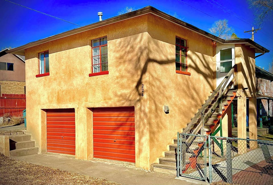 The Casita (cozy, upstairs apartment)
