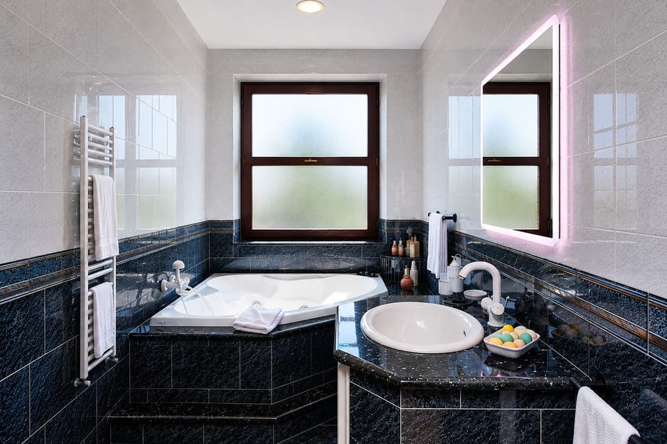 Exclusive Room, 1 Bedroom, Hot Tub, Sea View (Ancora) | Bathroom | Free toiletries, hair dryer