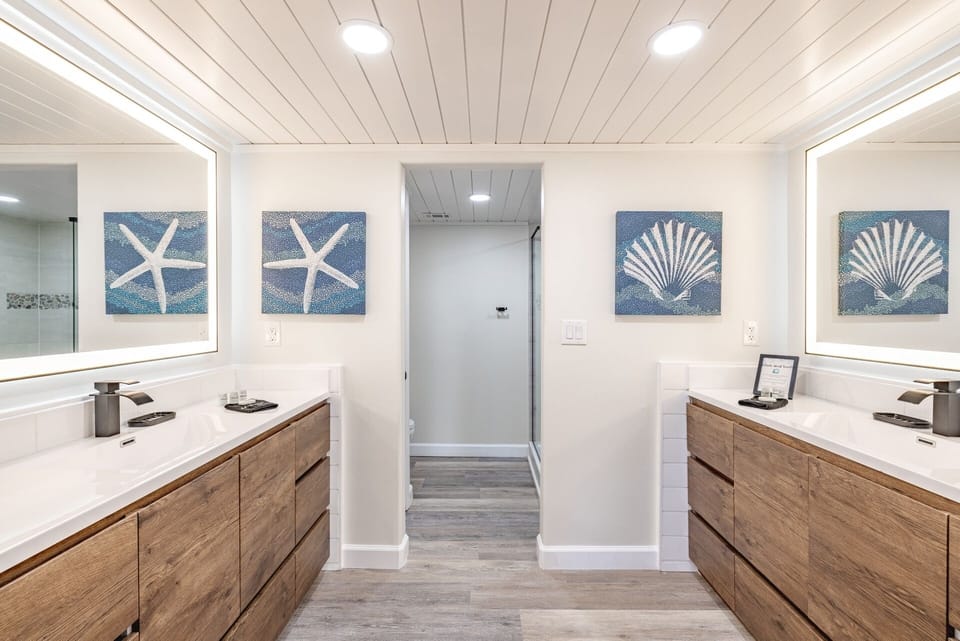 You'll love the convenience of Master Suite 1's ensuite with double vanities, waterfall shower, and all bathroom essentials.  As in all bathrooms at The Coconut Cove, this one has lighted, adjustable mirrors.