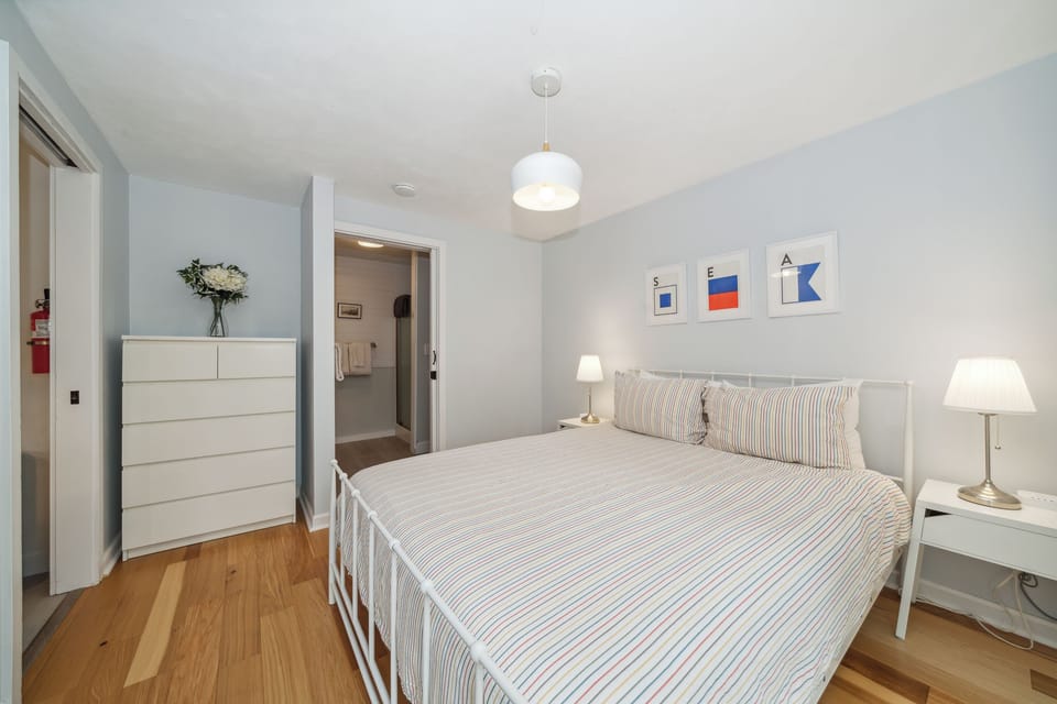 Master bedroom with Queen bed and access to the back deck. Shared Bathroom with Twin bunk room.