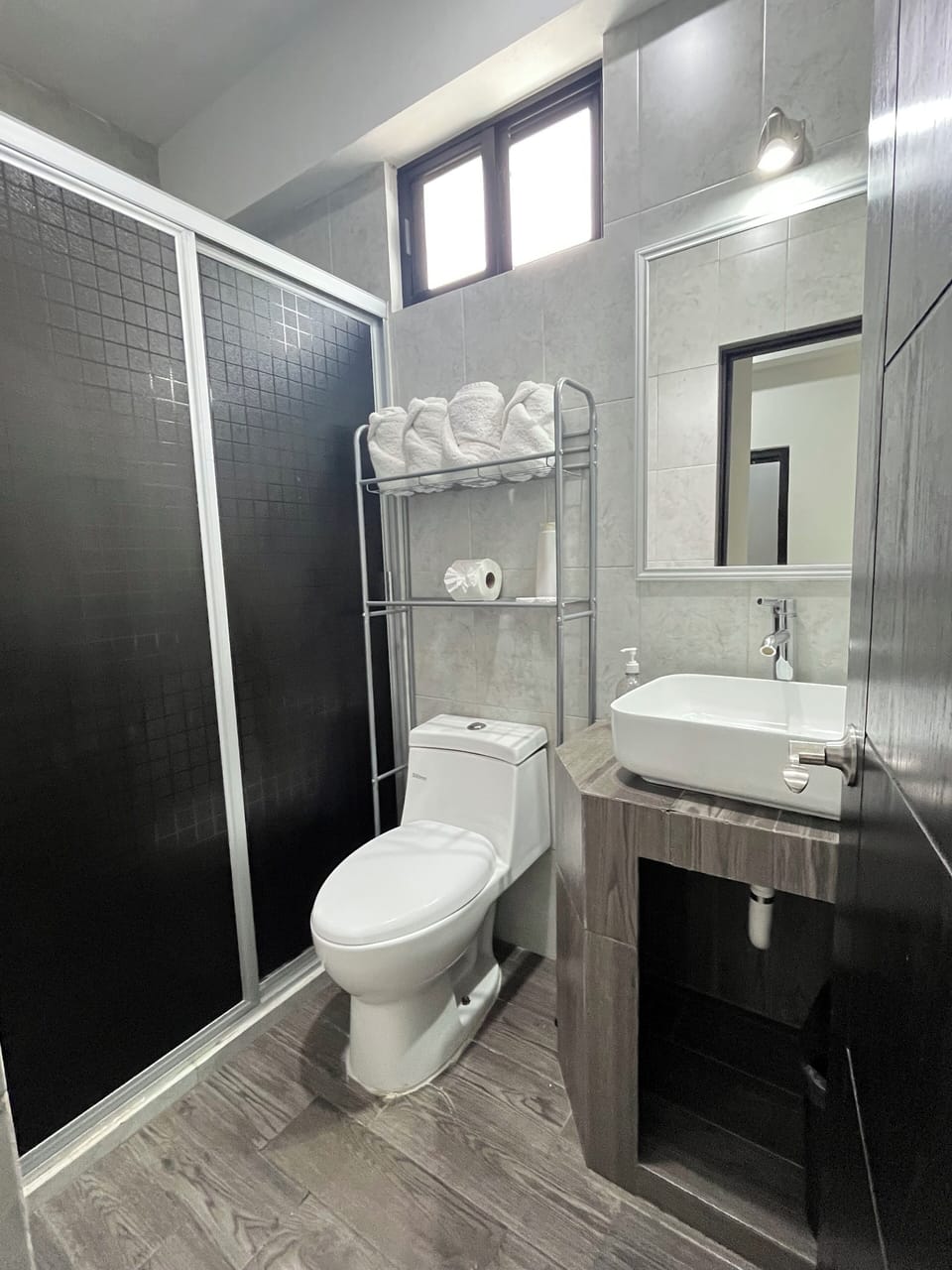 Family Double Room | Bathroom | Free toiletries, hair dryer