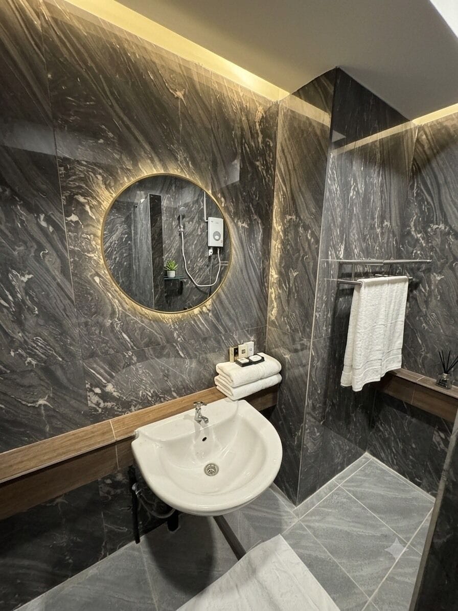 Deluxe Suite | 1 bedroom, blackout drapes, soundproofing, iron/ironing board