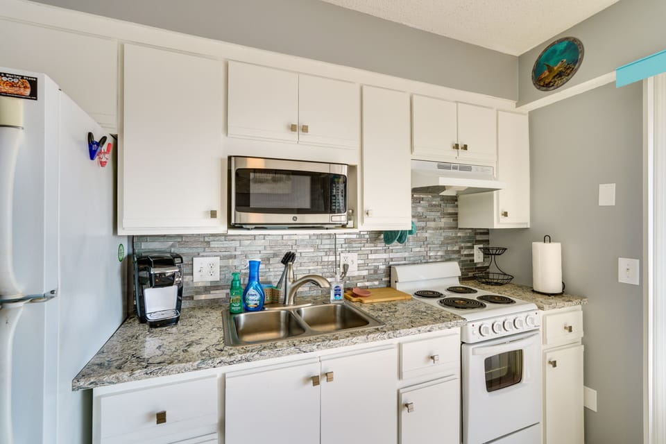 Coffee/tea maker, fridge, microwave, stovetop