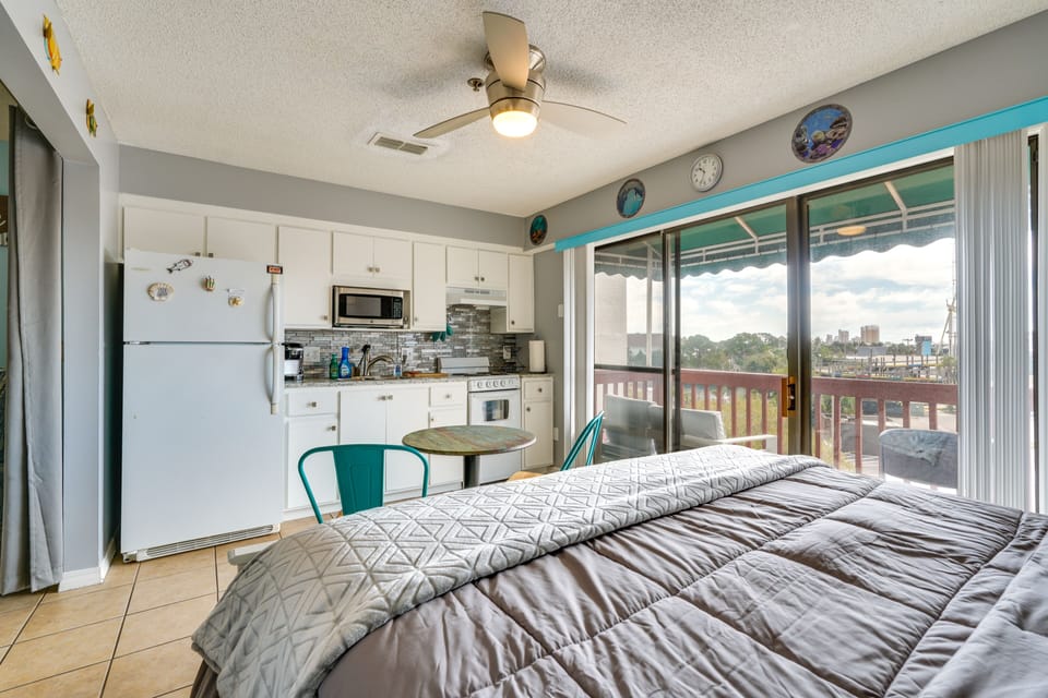 3rd-Floor Unit | In-Unit Laundry | 0.2 Mi Walk to Beaches