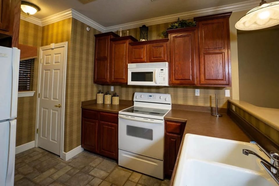Coffee/tea maker, fridge, microwave, oven