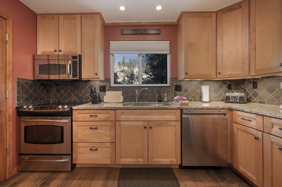 Coffee/tea maker, fridge, microwave, oven