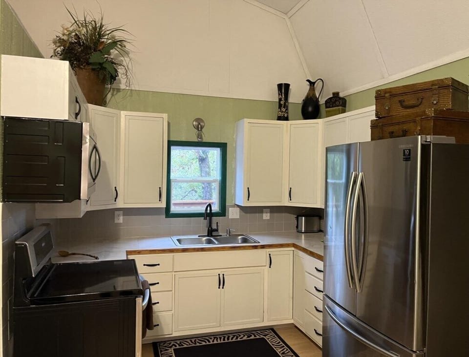 Coffee/tea maker, fridge, microwave, oven