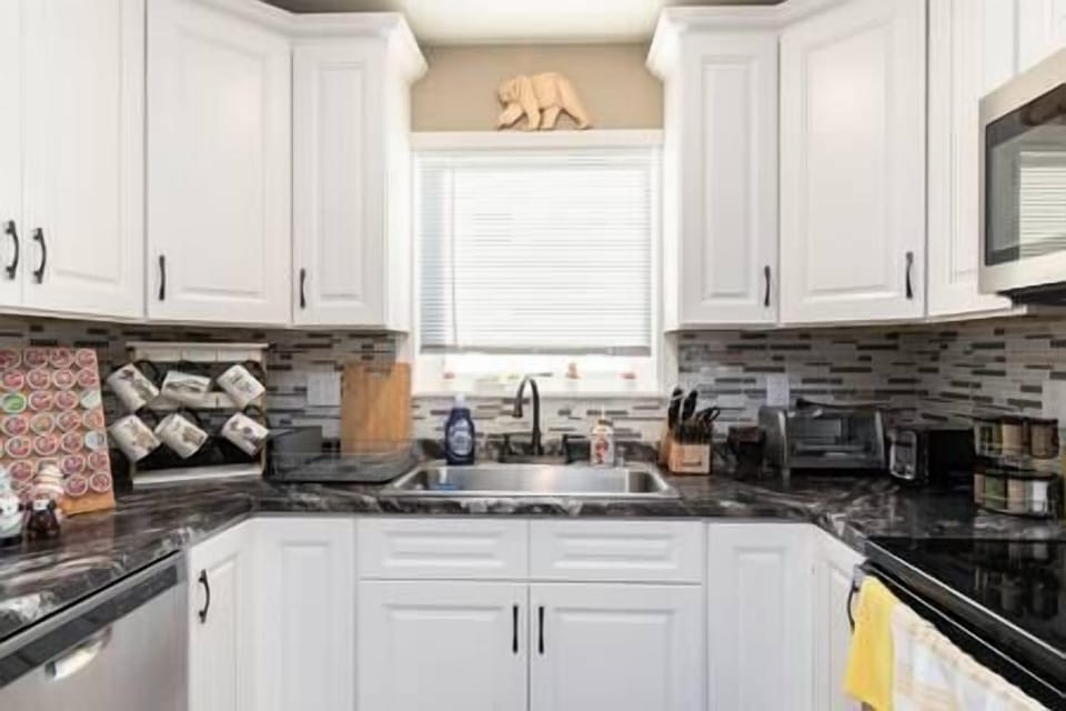 Coffee/tea maker, fridge, microwave, oven