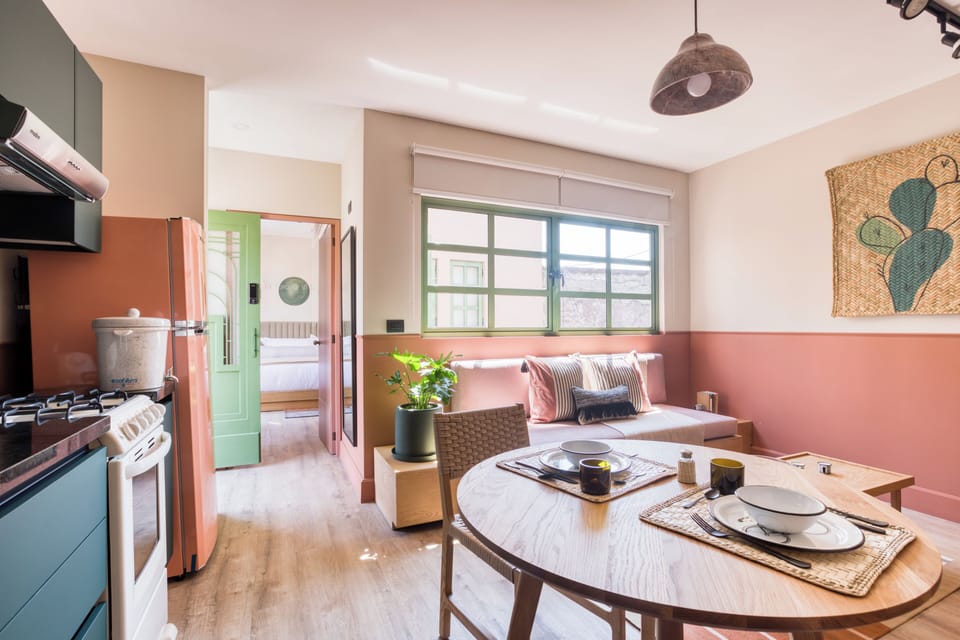 Deluxe Room | Private kitchen | Blender, cookware/dishes/utensils, freezer, paper towels