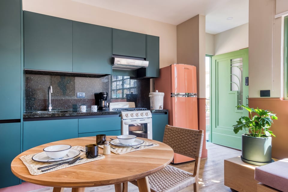Deluxe Room | Private kitchen | Blender, cookware/dishes/utensils, freezer, paper towels