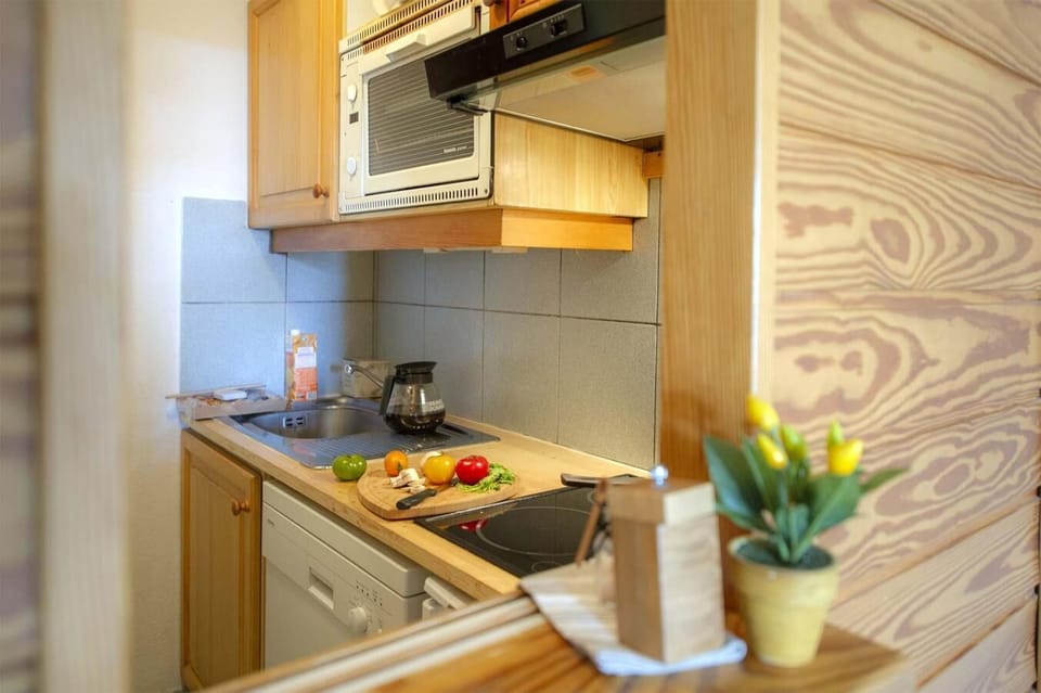 Fridge, oven, dishwasher, coffee/tea maker
