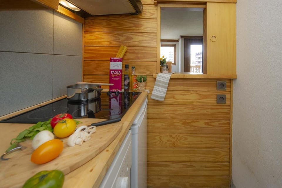 Fridge, oven, dishwasher, coffee/tea maker