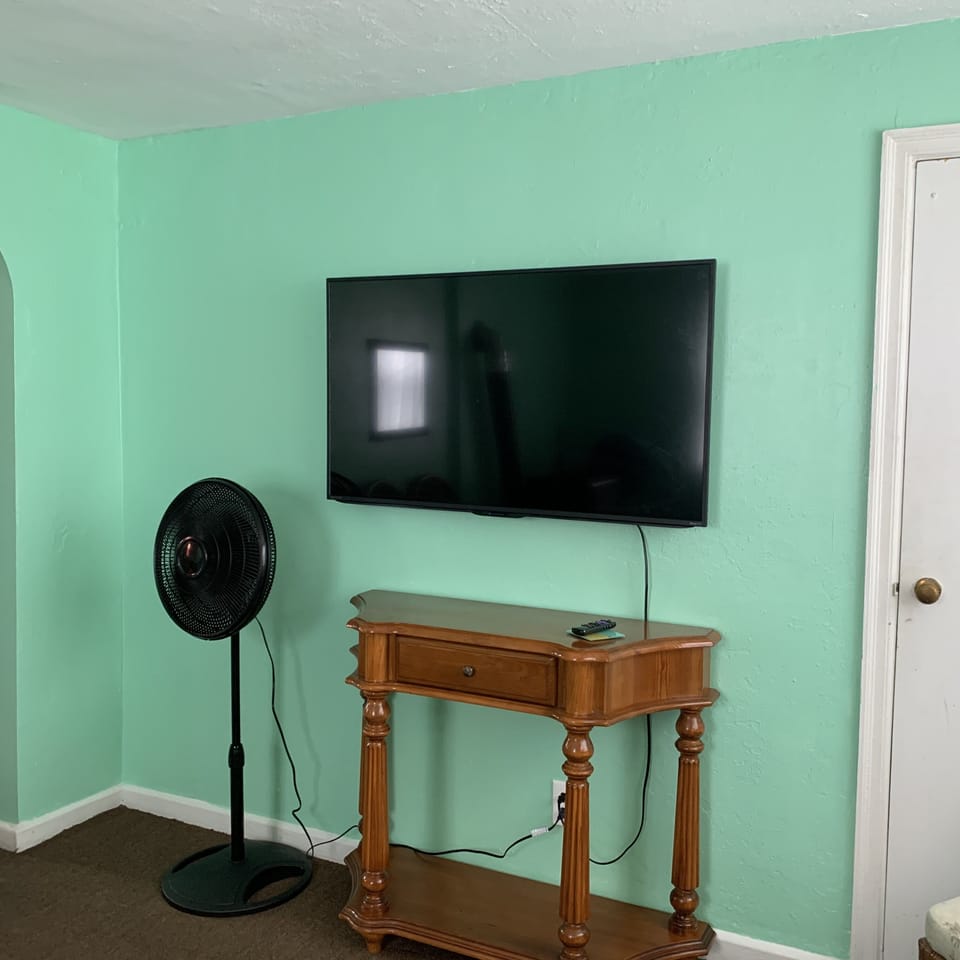 Screen, Furniture, Table, TV, Desk