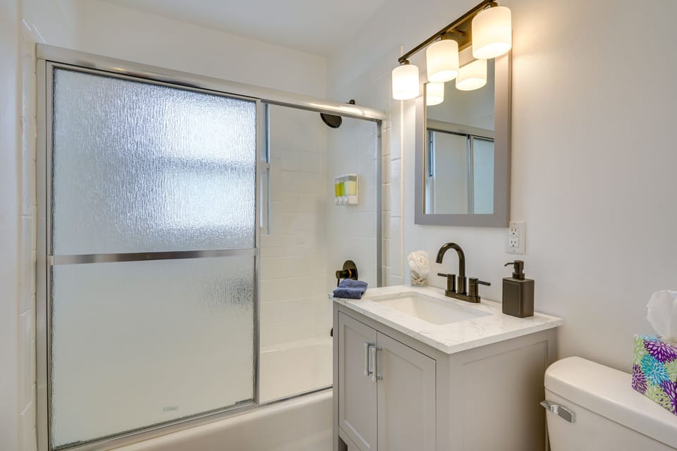 Full Bathroom | Shower/Tub Combo | Complimentary Toiletries