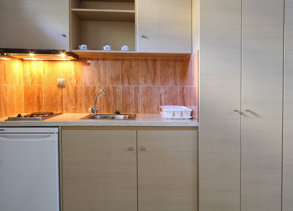 Studio, Garden View | Private kitchen | Full-size fridge, stovetop, coffee/tea maker, electric kettle
