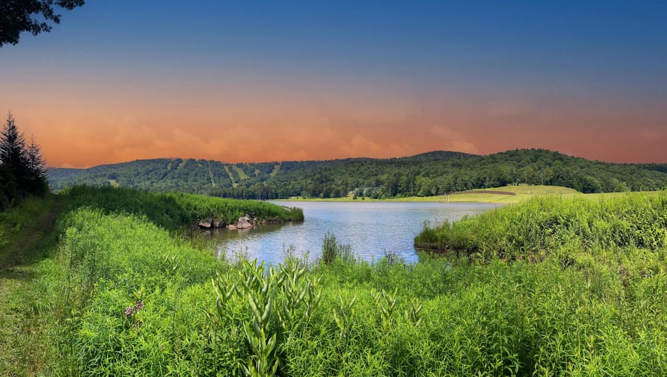 Shavers Lake, located at the base of the main basin, is the perfect place to relax on a sandy beach and enjoy water activities in the mountains.