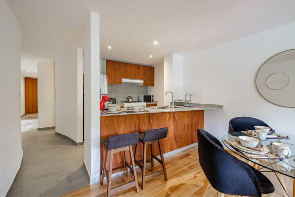 Fully equipped kitchen and kitchen bar