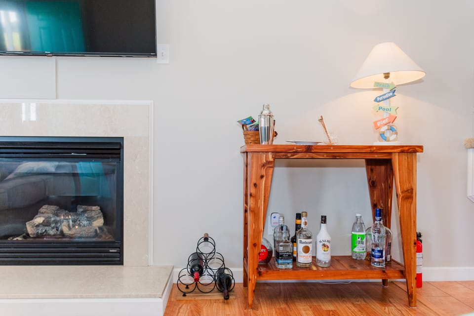 Gas Fireplace | Entry Table