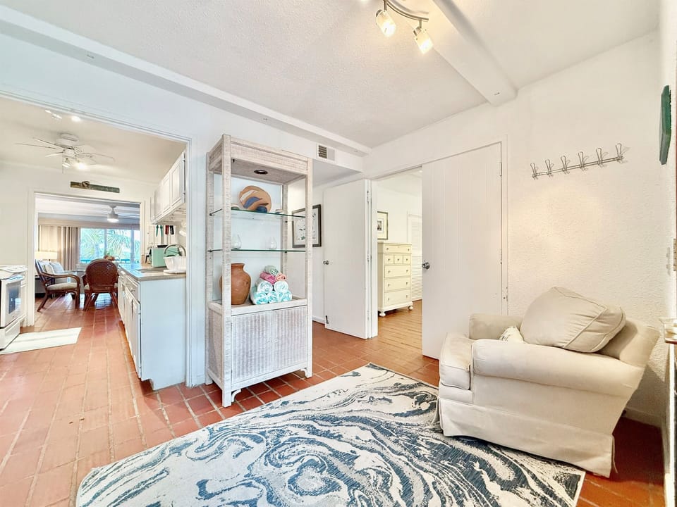 Entrance foyer into Surfside