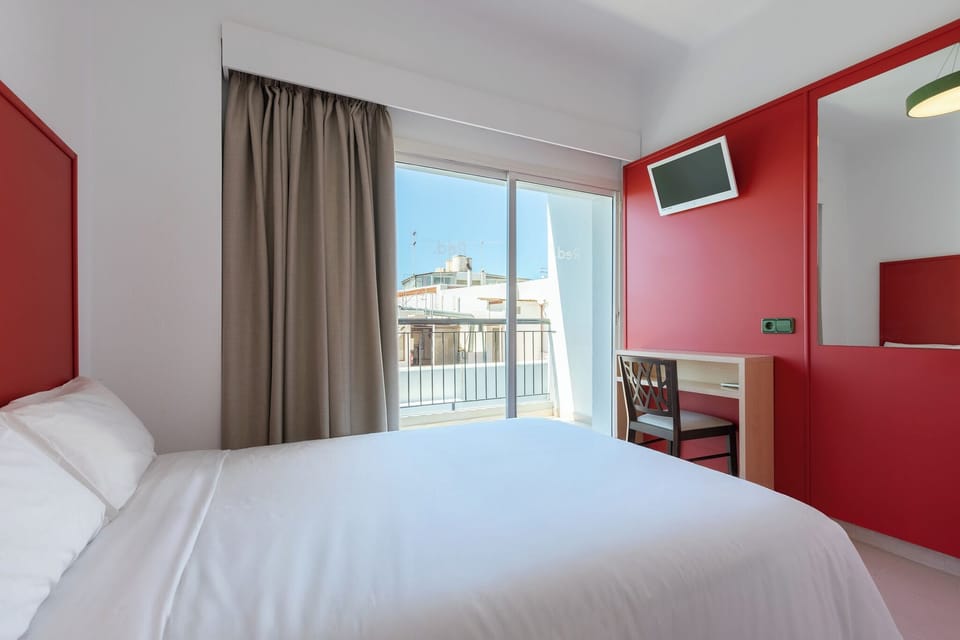 Standard Single Room | Hypo-allergenic bedding available, in-room safe, desk, laptop workspace