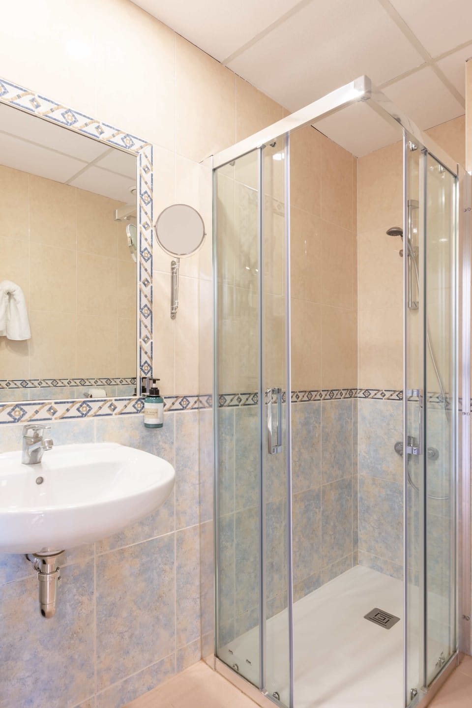 Standard Twin Room, 2 Twin Beds, Sea View | Bathroom | Hair dryer, towels, soap, shampoo