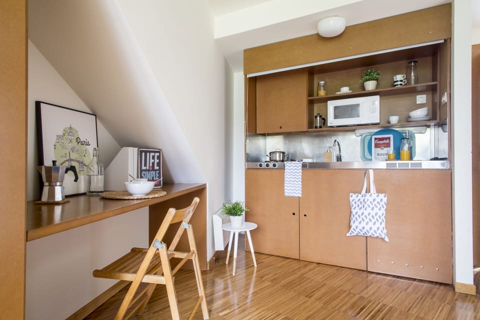 Fridge, microwave, stovetop, cookware/dishes/utensils