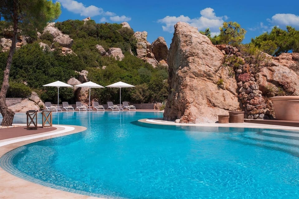 Outdoor pool, pool umbrellas, sun loungers