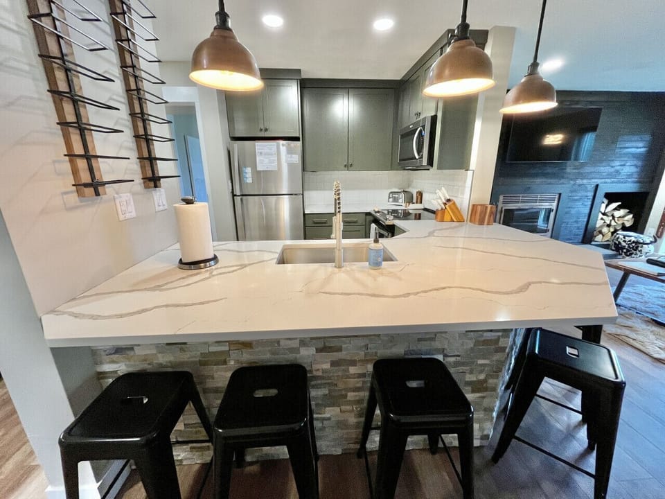 Breakfast bar with seating for 5, perfect for entertaining