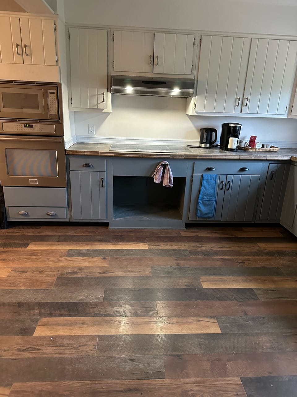 Full kitchen oven 
Microwave and range top