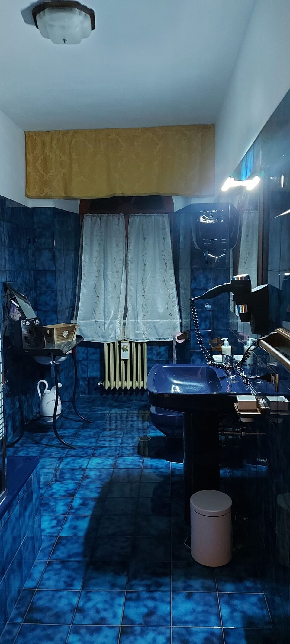 Combined shower/tub, free toiletries, hair dryer, towels