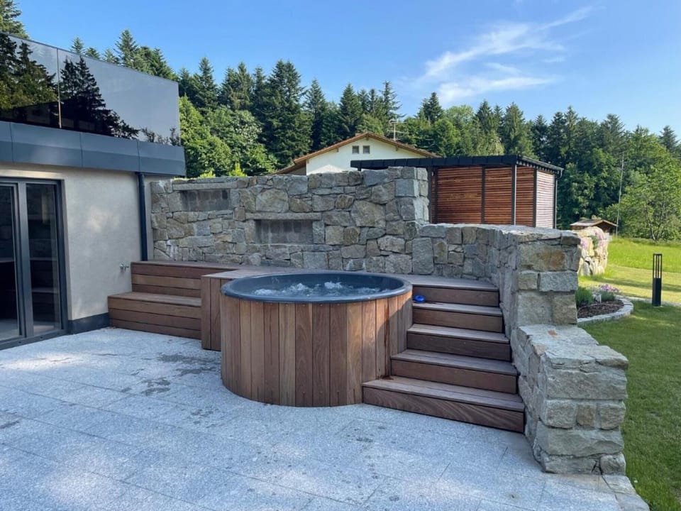 Outdoor spa tub