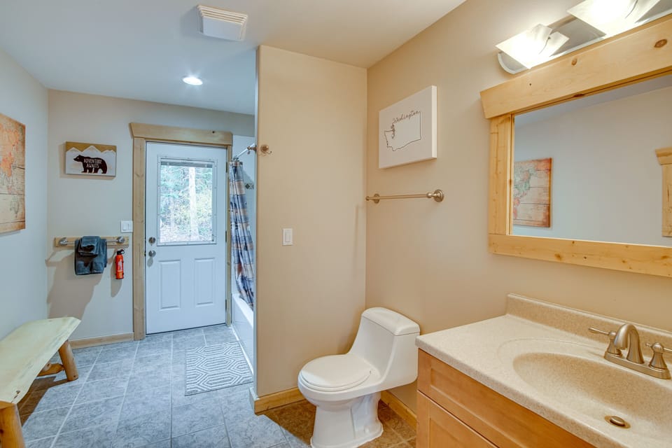 Full Bathroom | Complimentary Toiletries | 1st Floor