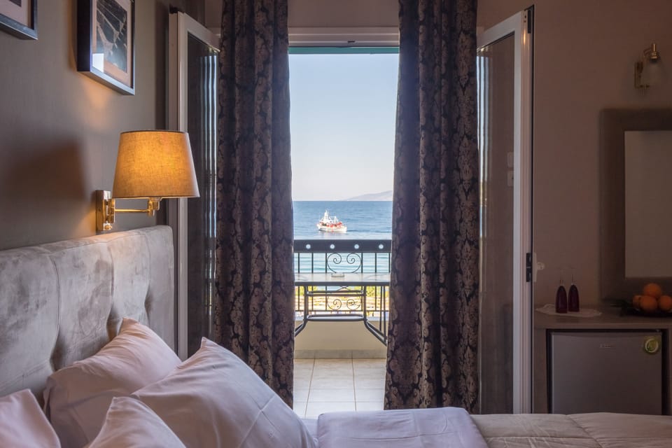 Superior Double or Twin Room, 1 Bedroom, Non Smoking | Minibar, in-room safe, desk, free WiFi