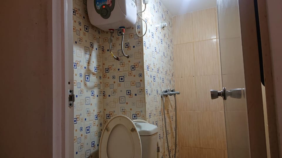 Deluxe Double Room | Bathroom | Shower, towels, soap