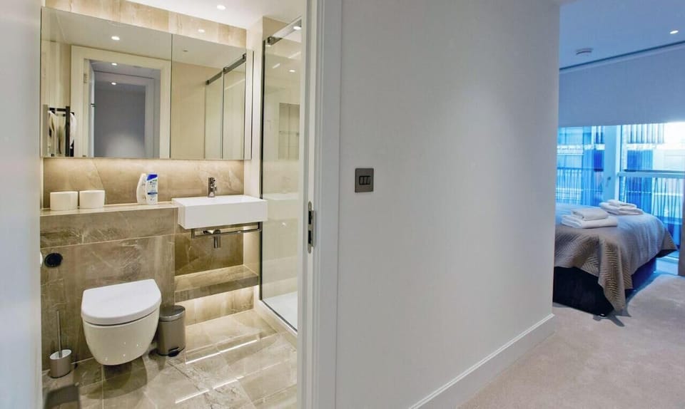 Sleek and Stylish Bathroom Retreat