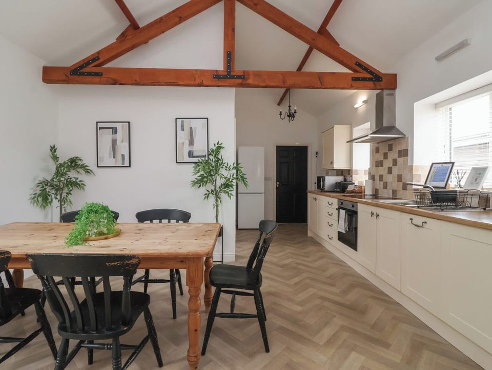 Cottage | Dining