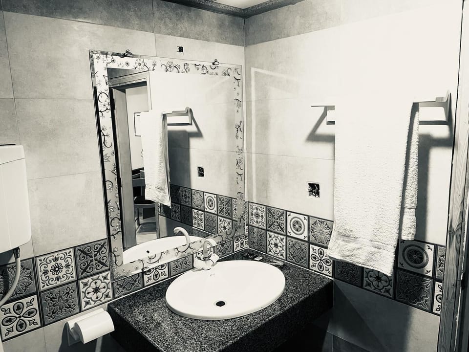 Shower, hydromassage showerhead, free toiletries, bathrobes