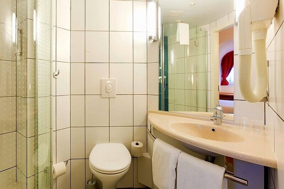 Shower, hydromassage showerhead, free toiletries, bathrobes