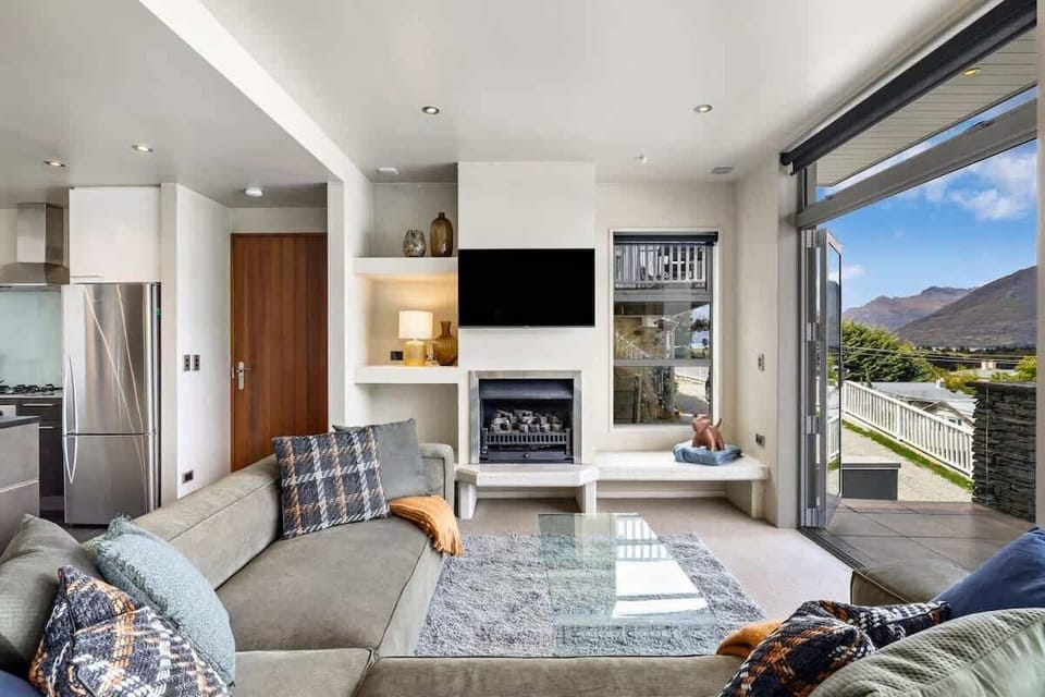 Entertainment lounge, with open flow dining area, kitchen and private spacious balcony with BBQ. Fully double glazed.