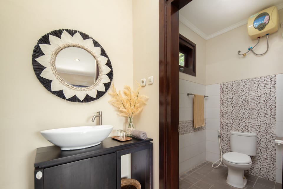 Deluxe Double Room | Bathroom | Free toiletries