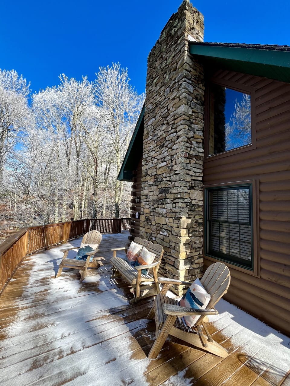 Mountain views from the back deck and comfortable outdoor seating!
