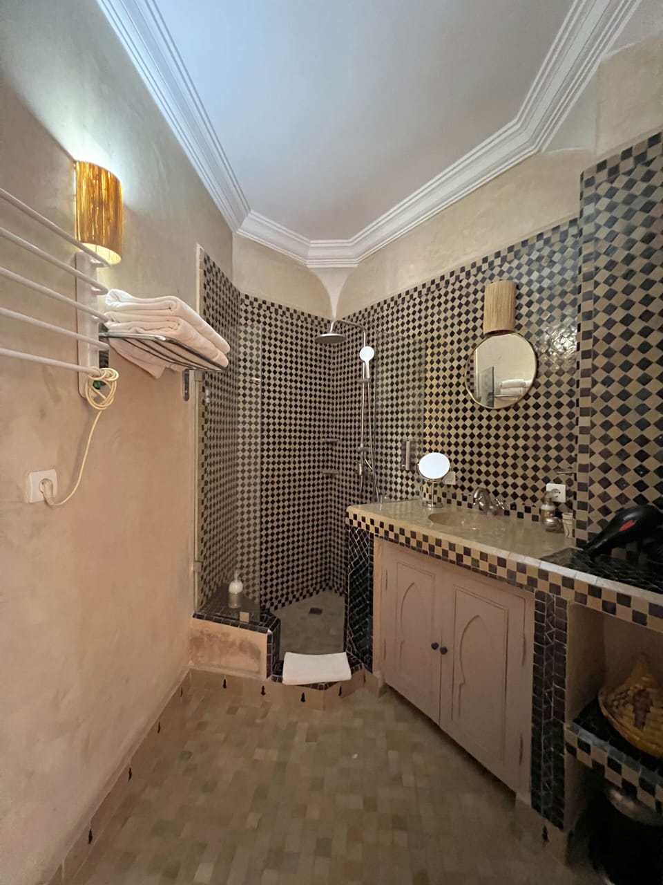 Deluxe Double or Twin Room, Refrigerator, Courtyard Area | Bathroom | Shower, free toiletries, hair dryer, towels