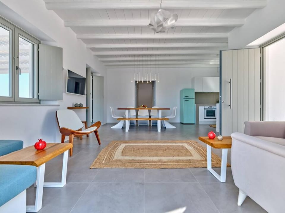 House | 5 bedrooms, desk